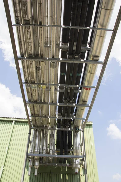 Tubos metálicos para sistema de ventilación mecánica en una planta industrial p — Foto de Stock