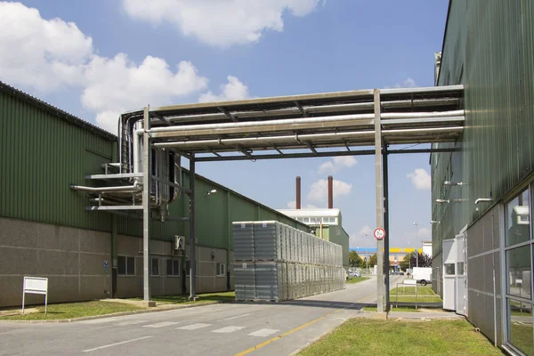 Tubos metálicos para sistema de ventilación mecánica en una planta industrial p — Foto de Stock