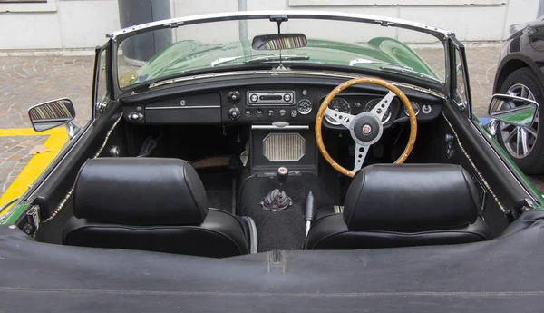 MG MGB Antiguo coche descapotable vintage verde — Foto de Stock