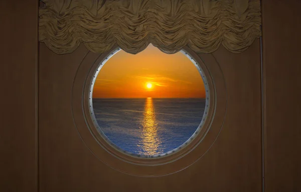 Pôr-do-sol bonito visto através de um navio redondo Porthole — Fotografia de Stock