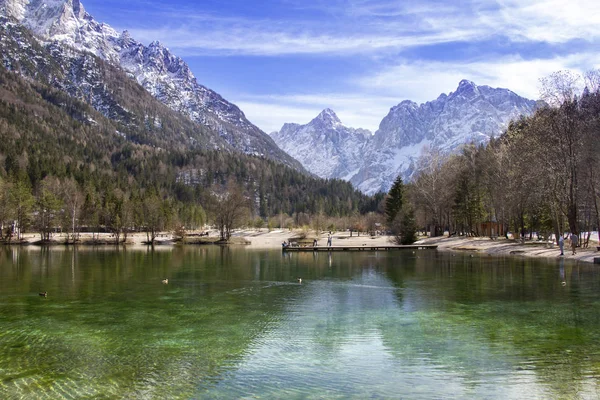 Lindo pequeno lago de montanha paisagem na Eslovénia — Fotografia de Stock