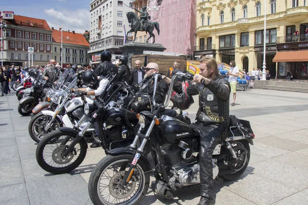 ザグレブのバイクハーレーダビッドソンファンのグループ — ストック写真