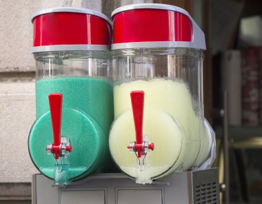 Sokakta satılık grenadine buz iki tatlar