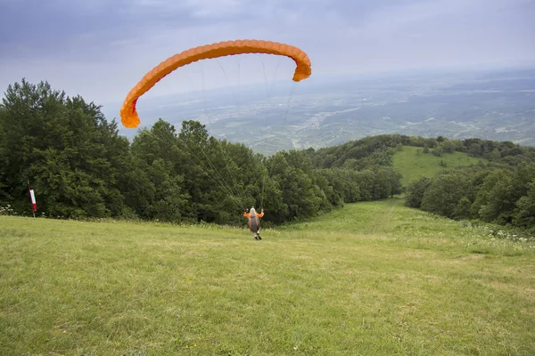 Parapente décollant du bord de la montagne — Photo