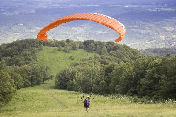 Paraglider tar av från kanten av berget — Stockfoto