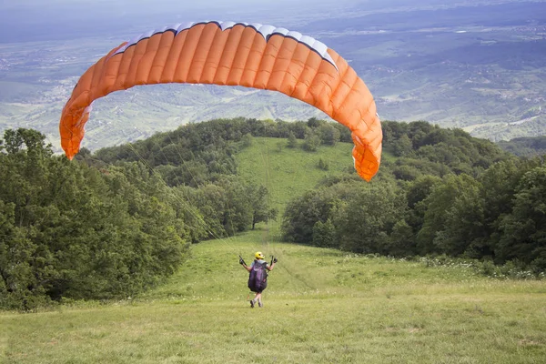Parapente decolando da borda da montanha — Fotografia de Stock