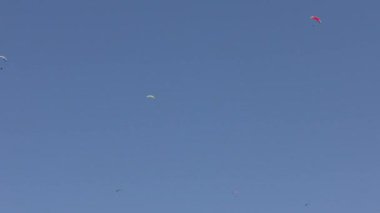 Vadi 4k video dağlar üzerinde Yamaç Paraşütü