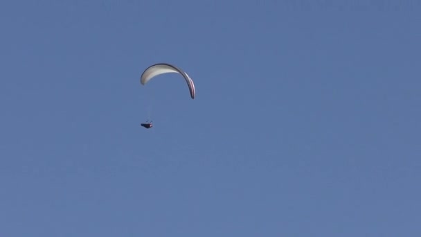 Vadi Video Dağlar Üzerinde Yamaç Paraşütü — Stok video
