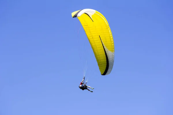 Arka plan ekstrem spor olarak mavi gökyüzünde yamaç paraşütü — Stok fotoğraf