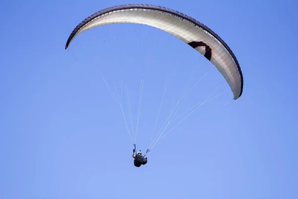 Arka plan ekstrem spor olarak mavi gökyüzünde yamaç paraşütü — Stok fotoğraf