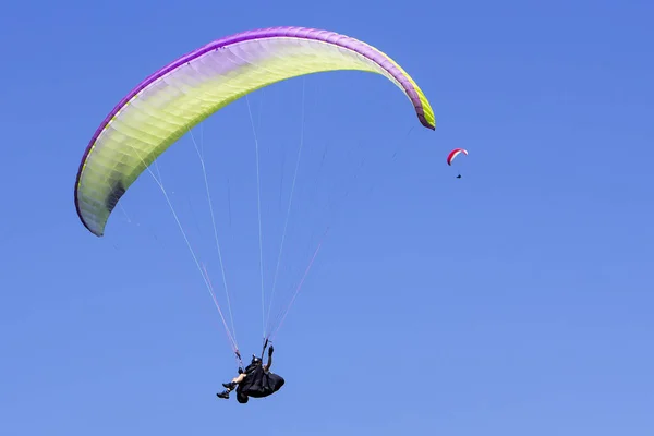 Arka plan ekstrem spor olarak mavi gökyüzünde yamaç paraşütü — Stok fotoğraf