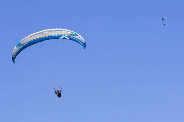 Parapente no céu azul como fundo esporte extremo — Fotografia de Stock