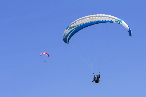 Arka plan ekstrem spor olarak mavi gökyüzünde yamaç paraşütü — Stok fotoğraf