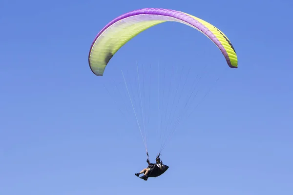 Parapente no céu azul como fundo esporte extremo — Fotografia de Stock