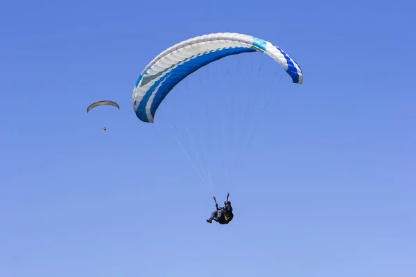 Парапланеризм в голубом небе как фон экстремальный вид спорта — стоковое фото