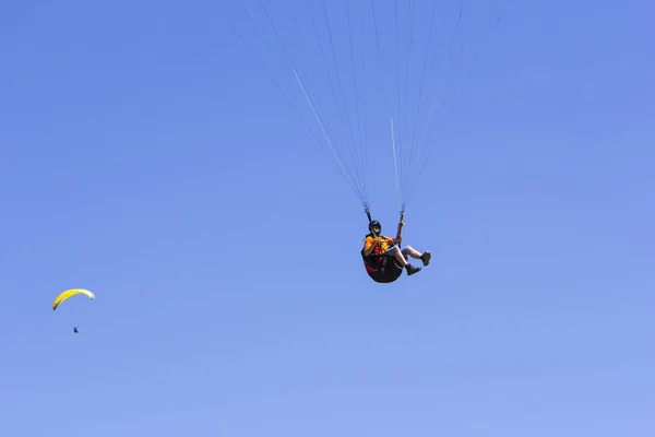 Arka plan ekstrem spor olarak mavi gökyüzünde yamaç paraşütü — Stok fotoğraf