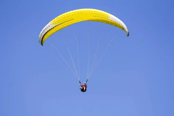 Paragliding in de blauwe hemel als achtergrond extreme sport — Stockfoto