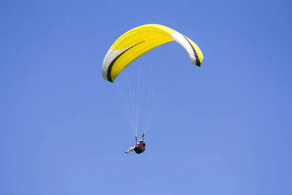 Skärmflygning i den blå himlen som bakgrund extrem sport — Stockfoto