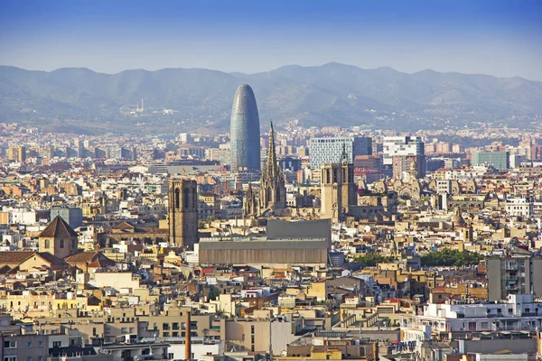 Panoramisch uitzicht op Barcelona in een zomerdag — Stockfoto