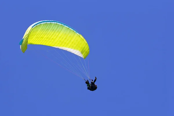 滑翔伞在蓝天作为背景极限运动 — 图库照片