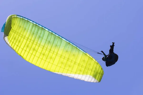 Siklóernyőzés a kék égen a háttérben extrém sport — Stock Fotó