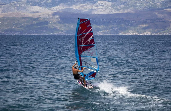 Denizde dalgalar genç rüzgar sörfü