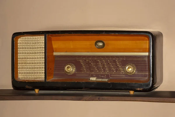 Stare, zabytkowe radio na drewnianej półce — Zdjęcie stockowe