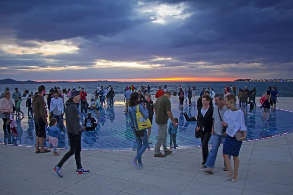 Muchas personas en el famoso panel solar Saludo al Sol en Zadar —  Fotos de Stock