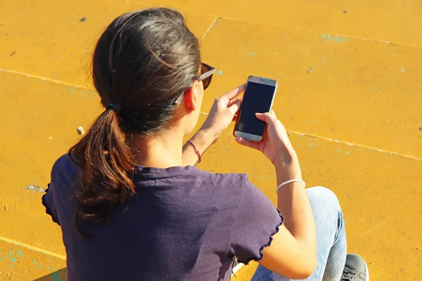 Young girl use smartphon — Stock Photo, Image