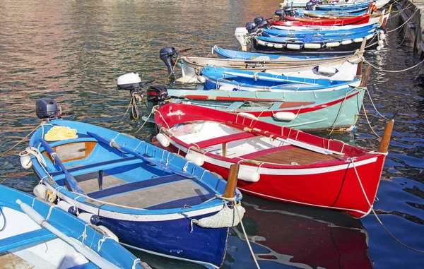Muitos dos pequenos barcos de pescadores no cais — Fotografia de Stock