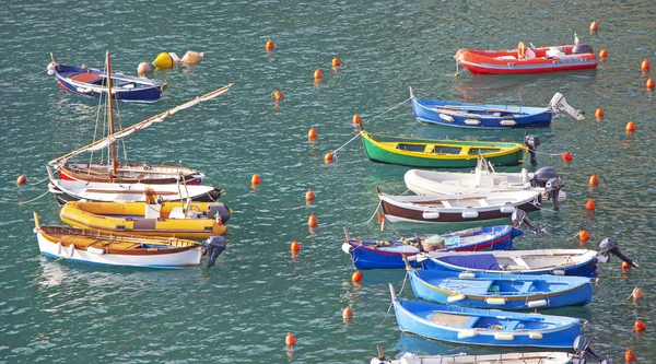 Beaucoup de petits bateaux de pêcheurs dans le quai — Photo