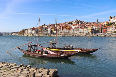 Eski şehrin panoramik manzarası Porto ve Douro Nehri