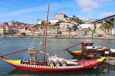 Eski şehrin panoramik manzarası Porto ve Douro Nehri
