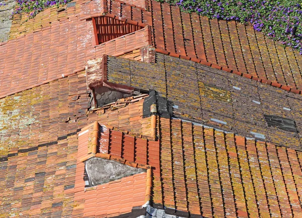 Fondo de un tejado con tejas viejas — Foto de Stock