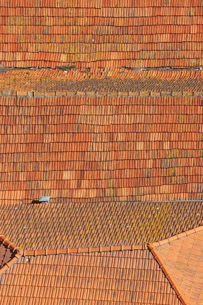 Eski çatı kiremitleri olan bir çatının arka planı — Stok fotoğraf
