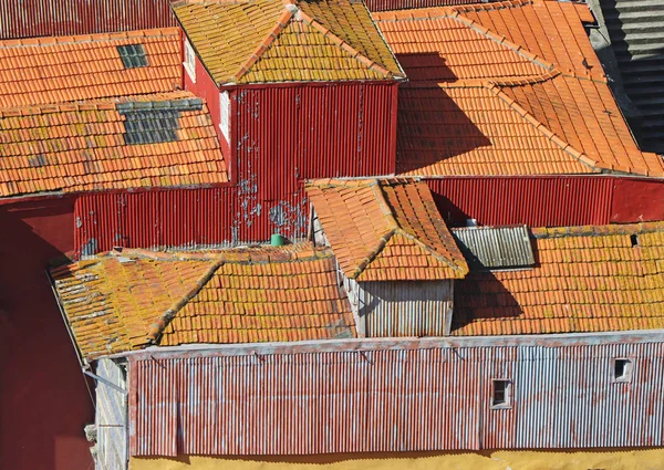 Fundo de um telhado com telhas antigas — Fotografia de Stock