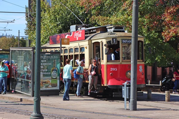 Beroemde oude vintage tram op de spoorweg op straat van de oude binnenstad in Por — Stockfoto