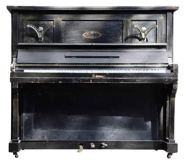 Vecchio pianoforte vintage nero in legno isolato su sfondo bianco — Foto Stock