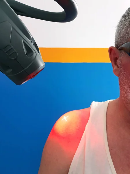 Physikalische Therapie Mit Einem Laser Zur Behandlung Einer Verletzten Schulter — Stockfoto