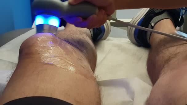 Fysiotherapeut Het Toepassen Van Echografie Therapie Knie Letsel Met Echografie — Stockvideo