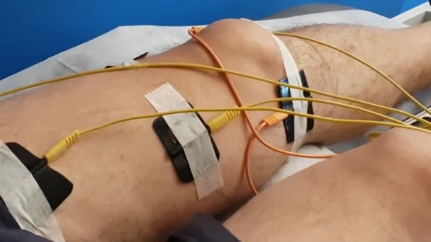 Elektrostimulation Des Quadrizeps Als Physiotherapeutische Therapie Video Mp4 — Stockvideo