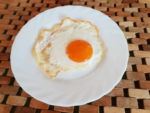 Huevo Frito Sobre Plato Blanco Sobre Fondo Madera — Foto de Stock