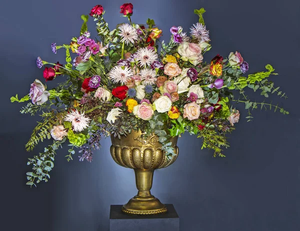 Hermoso Ramo Flores Grande Con Montón Flores Diferentes Una Olla — Foto de Stock