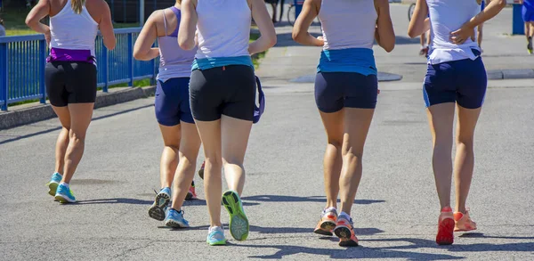 Grupo Chicas Jóvenes Amigos Corriendo Stree Ciudad — Foto de Stock