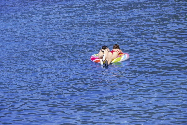Две Молодые Девушки Плавают Надувном Матрасе Море — стоковое фото
