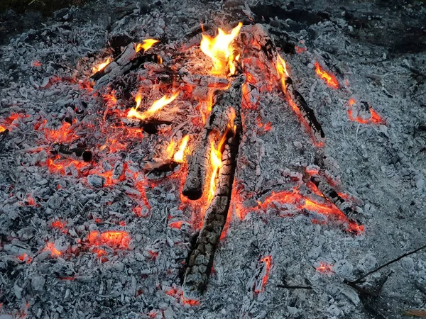 Glowing Embers Burning Wood Log Fire — Stock Photo, Image