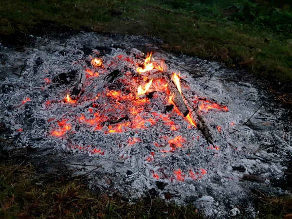 Glowing Embers Burning Wood Log Fire — Stock Photo, Image