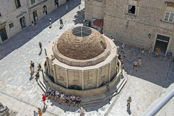 Dubrovnik Croacia Septiembre 2020 Muchos Turistas Cerca Gran Fuente Onfrio — Foto de Stock