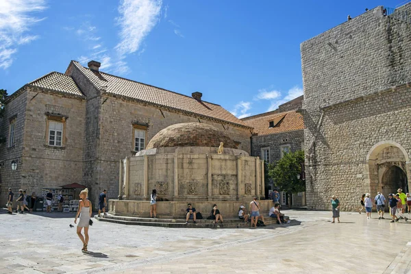 Dubrovnik Croácia Setembro 2020 Muitos Turistas Perto Grande Fonte Onfrio — Fotografia de Stock