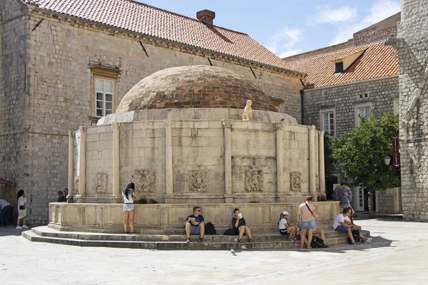 Dubrovnik Croatia September 2020 Many Tourists Big Onfrio Fountain Water — Stock Photo, Image